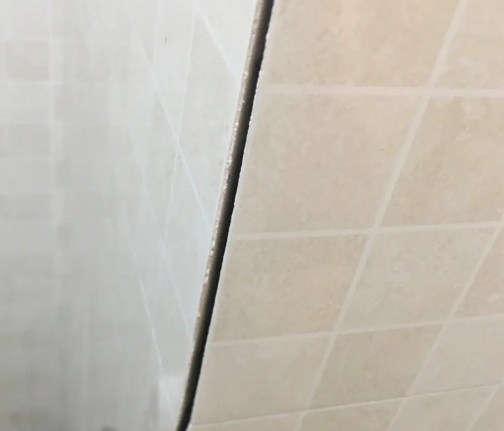 陆丰瓷砖空鼓维修公司分享阳台瓷砖脱落的修复过程可以分为以下几个步骤