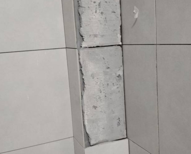 陆丰瓷砖空鼓维修公司分享下瓷砖施工前基层浇水润湿程度不足，可能导致以下问题